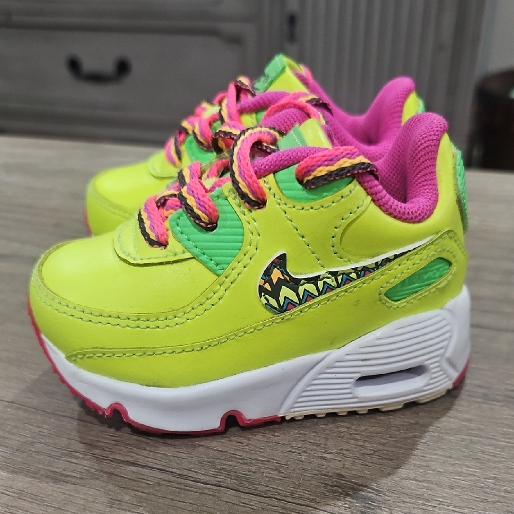 Nike Neon Green and Pink Kids Sneakers children size 2